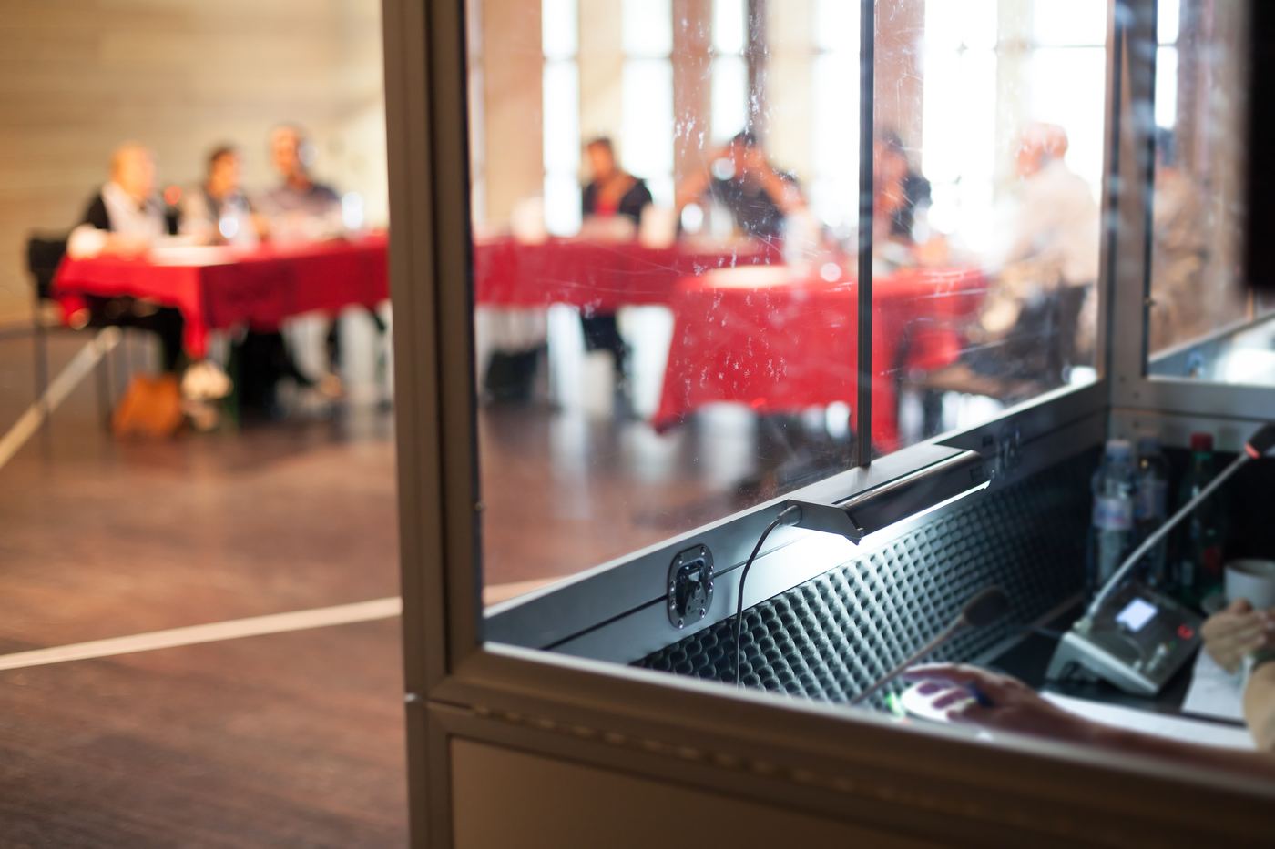 Vista de una reunión desde la cabina de interpretación